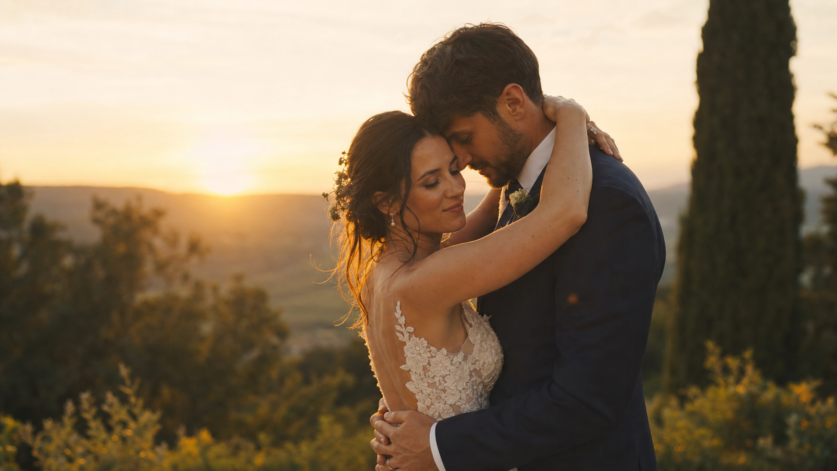 Sposi abbracciati all'ora d'oro, still da wedding film